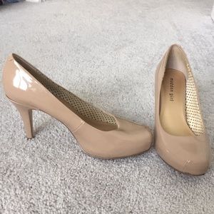 Steve Madden nude glossy heel